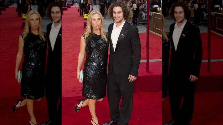 Sam Taylor-Johnson porte une robe noire brillante à côté d'Aaron Taylor-Johnson en costume