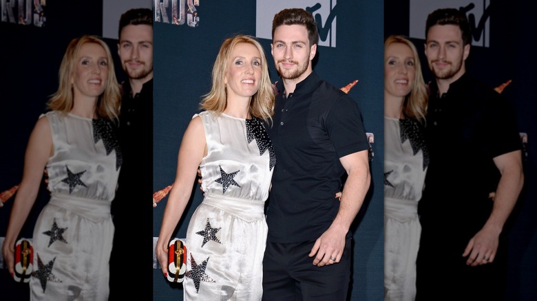 Sam Taylor-Johnson porte une robe étoilée à côté d'Aaron Taylor-Johnson dans une tenue noire