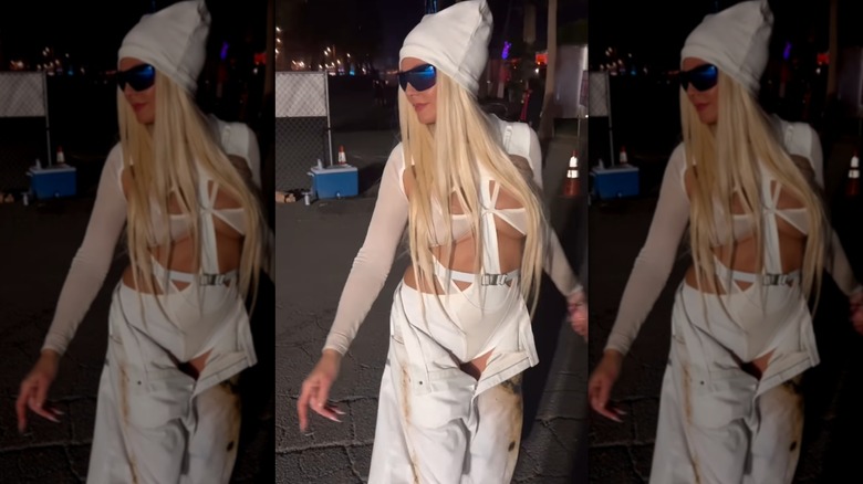 Heidi Klum porte une tenue blanche à Coachella 2026