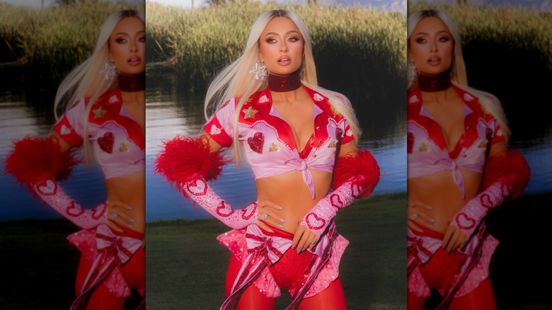 Paris Hilton porte une tenue rose et rouge