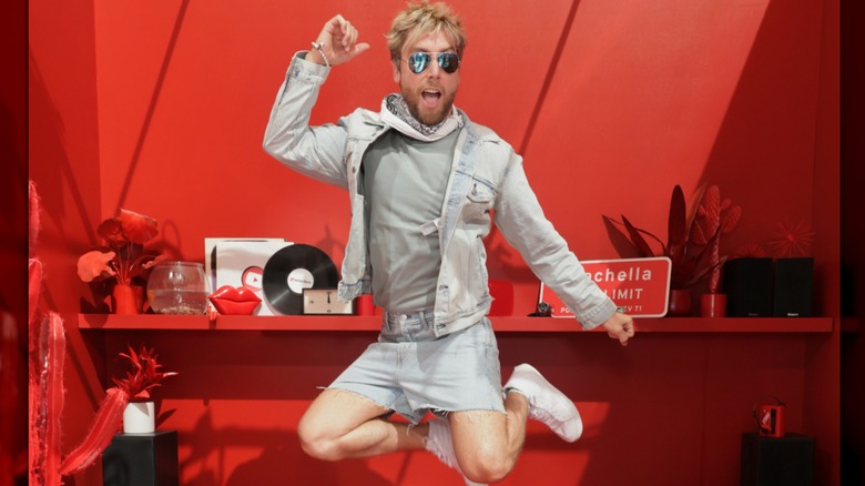 Lance Bass portant une veste en jean et un short