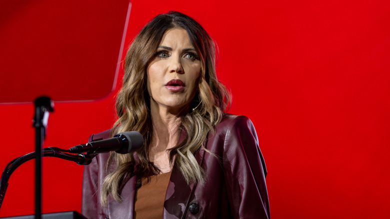 Kristi Noem prend la parole lors de la convention annuelle de la National Rifle Association au George R. Brown Convention Center en mai 2022