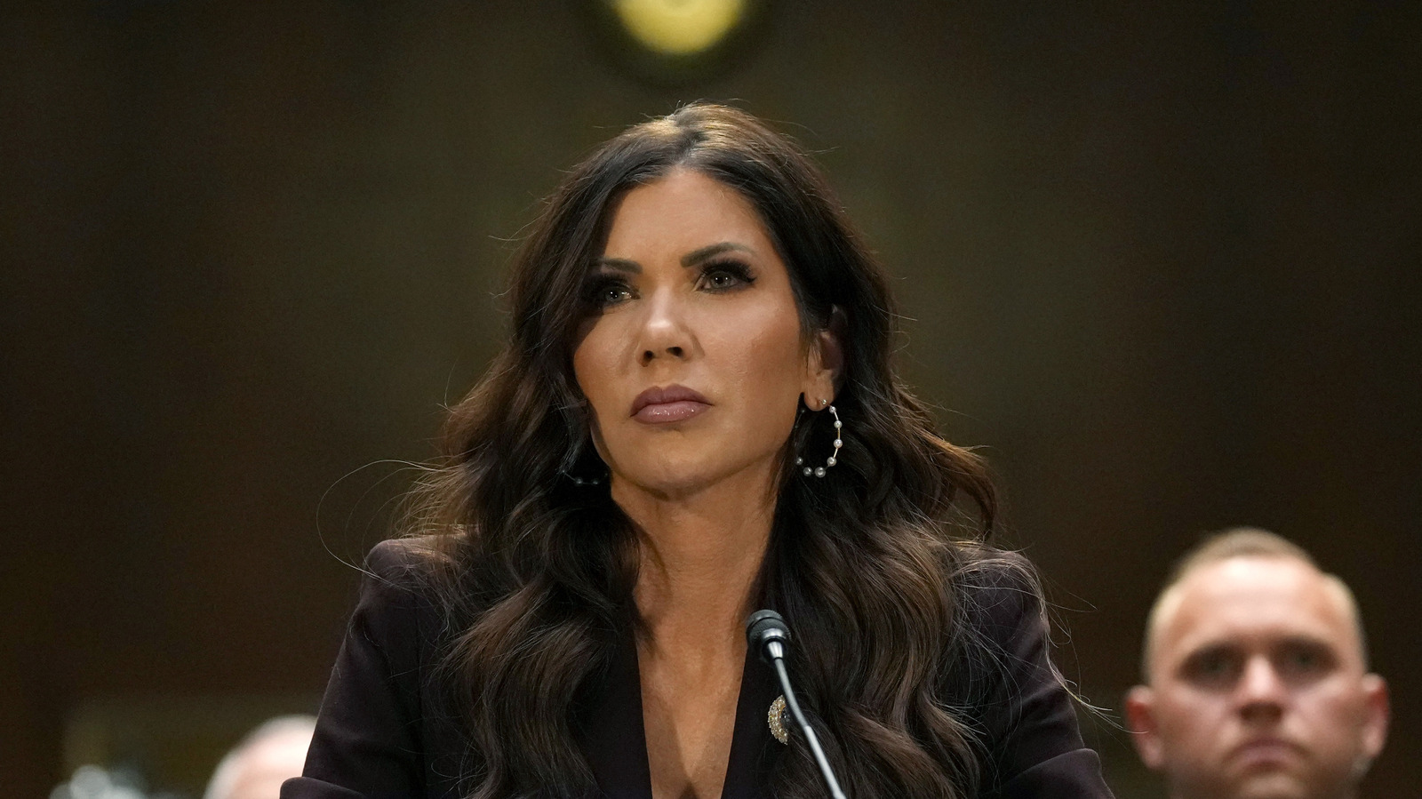 8 photos qui illustrent la transformation bouleversante des lèvres de Kristi Noem