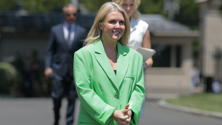 Karoline Leavitt souriante dans un blazer vert citron