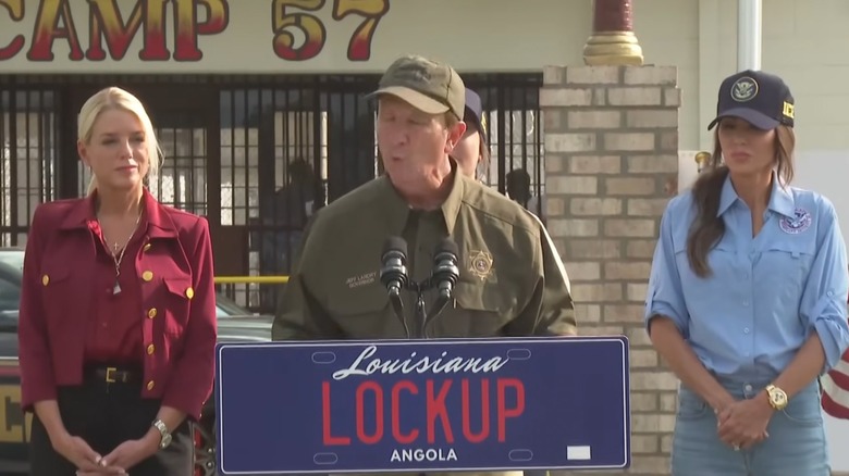 Pam Bondi et Kristi Noem avec un gentleman lors d'un point de presse