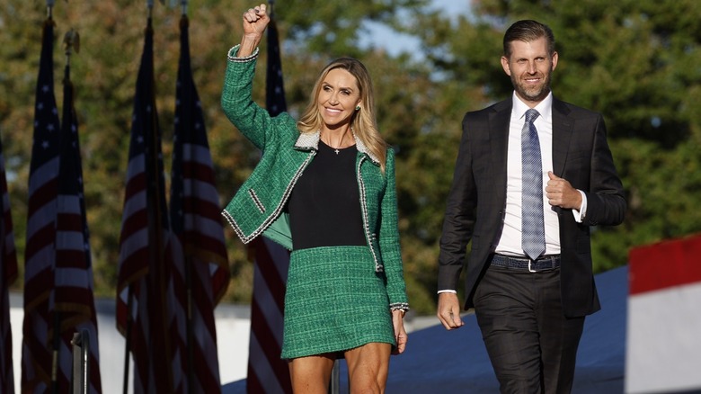 Eric Trump Lara Trump monte sur scène lors d'un rassemblement électoral sur le terrain du Butler Farm Show le 5 octobre 2024 à Butler, Pennsylvanie