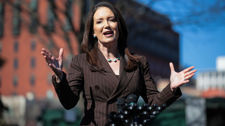 La secrétaire américaine à l'Agriculture, Brooke Rollins, s'adresse à la presse devant la Maison Blanche le 14 février 2025 à Washington, DC.