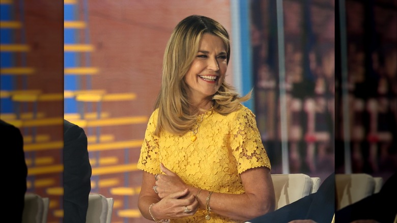 Savannah Guthrie est vue dans une robe à fleurs jaune