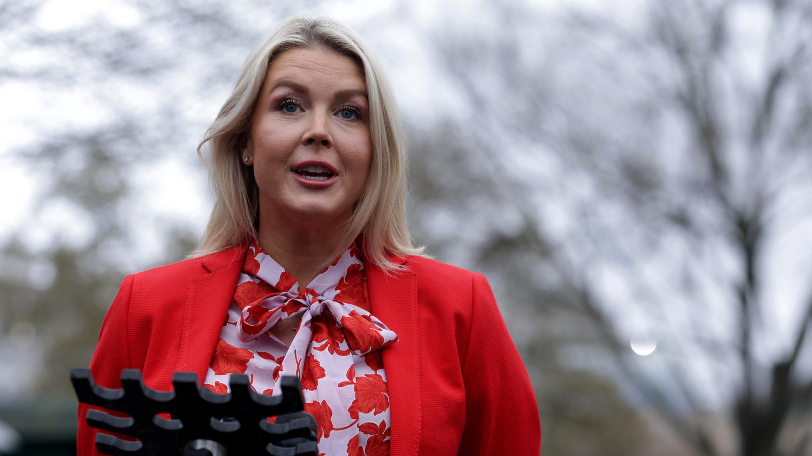 La rare partie latérale de Karoline Leavitt donne à ses cheveux mous le volume dont ils ont besoin