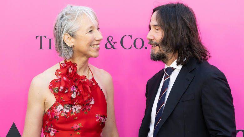 Alexandra Grant et Keanu Reeves assistent au Gala MOCA 2023 au Geffen Contemporary au MOCA le 15 avril 2023
