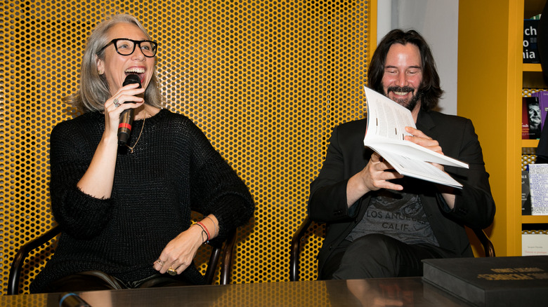 Alexandra Grant et l'acteur Keanu Reeves assistent au lancement des livres 