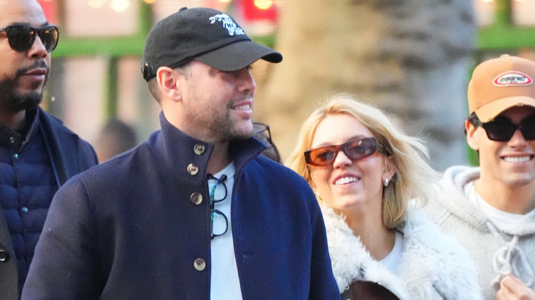 Scoot Braun et Sydney Sweeney marchant l'un à côté de l'autre