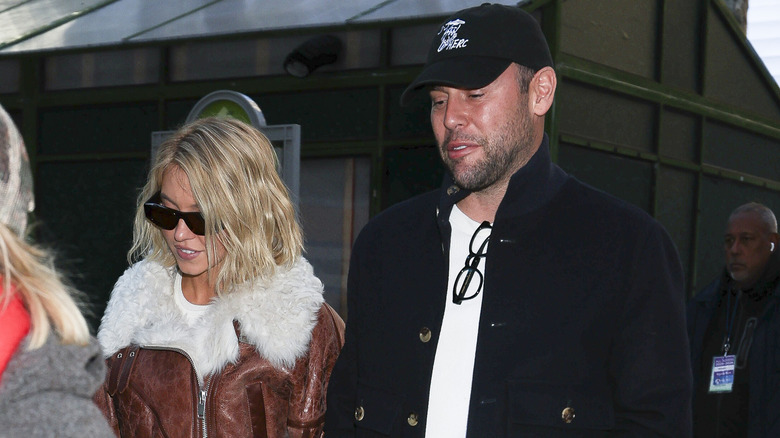 Scoot Braun et Sydney Sweeney marchant l'un à côté de l'autre