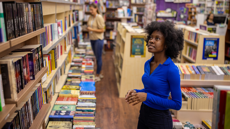 Une femme lisant un livre avec une tasse de thé
