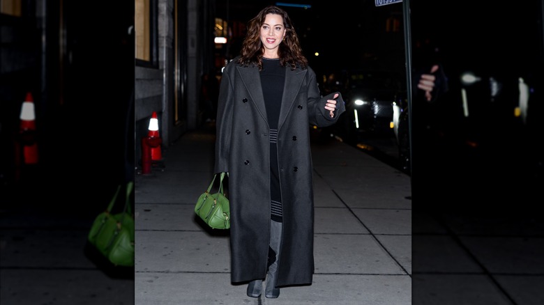 Aubrey Plaza en tenue entièrement noire à New York