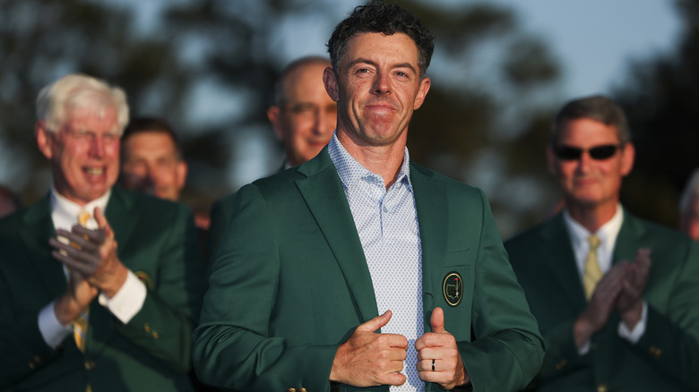 Rory McIlroy semble fier alors qu'il porte sa veste verte au tournoi des Masters 2026
