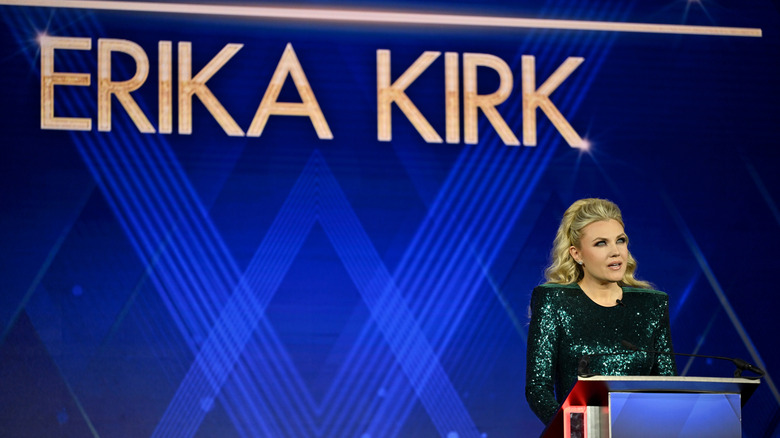 Erika Kirk sur scène dans une robe verte à paillettes