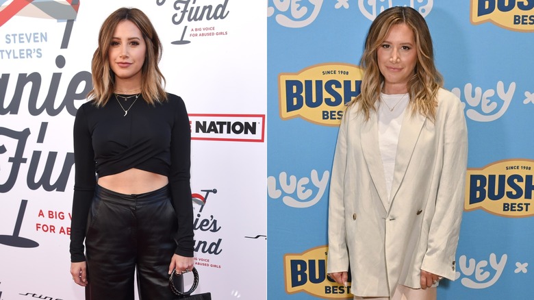 Ashley Tisdale sourit dans un pantalon en cuir noir. Ashley Tisdale sourit dans un blazer blanc.