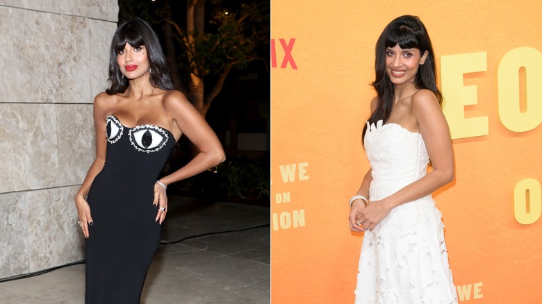 Jameela Jamil porte du rouge à lèvres et une robe bandeau. Jameela Jamil sourit dans une robe blanche.