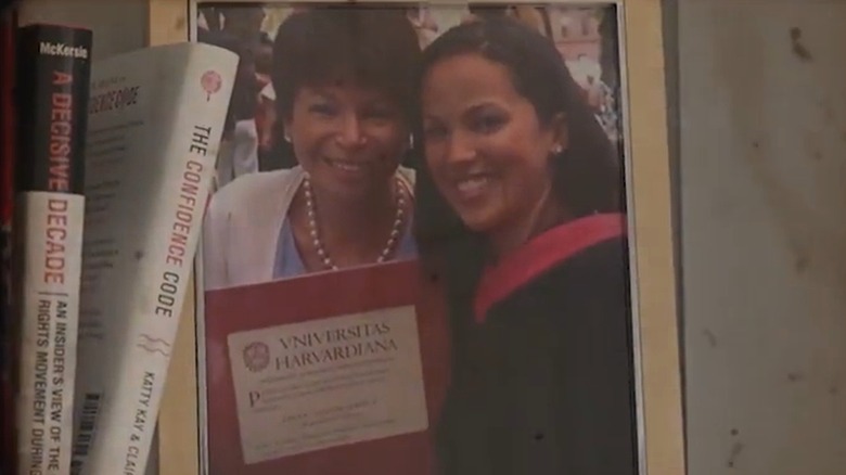 Valerie Jarrett souriant aux côtés de Laura Jarrett le jour de sa remise des diplômes