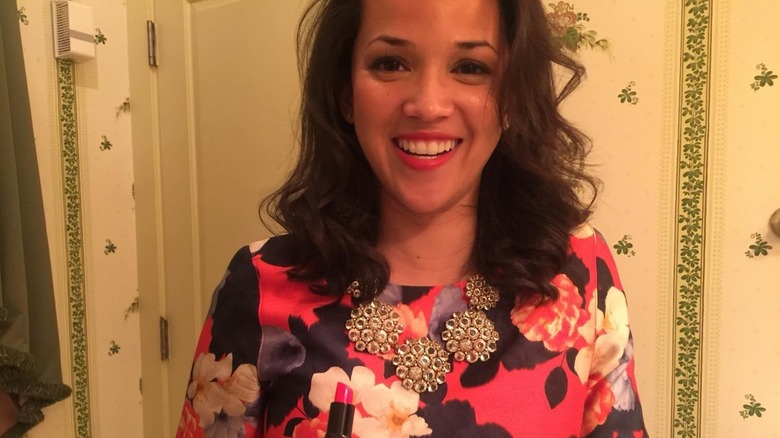 Laura Jarrett souriante portant un collier tendance en 2016