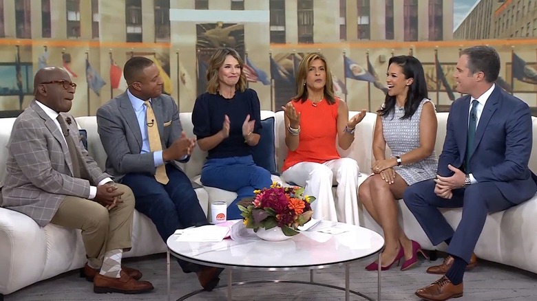 Laura Jarrett avec ses co-stars sur le canapé Today en 2023