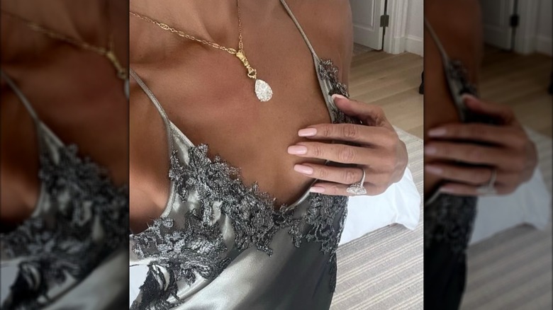 La robe métallisée de Victoria Beckham