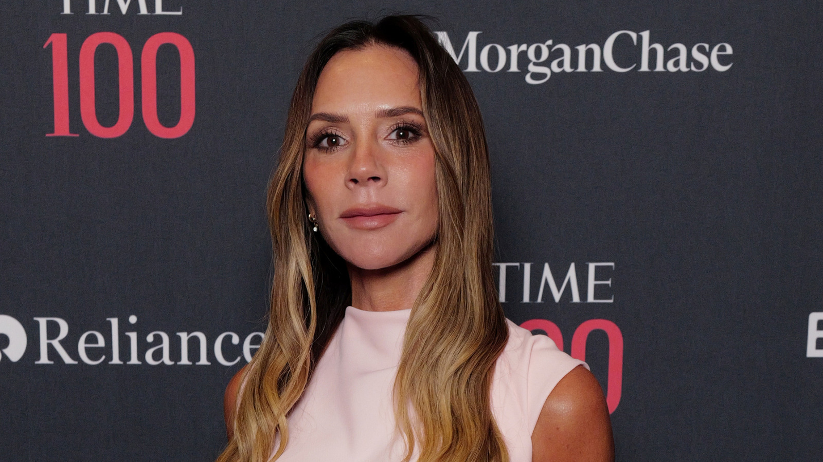 L'ajustement inapproprié de Victoria Beckham au mariage de Katie Holmes était un faux pas majeur dans la mode