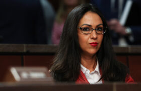 Le style désuet de Lauren Boebert atteint son apogée avec un manteau vu dans tous les couloirs de lycée des années 2000