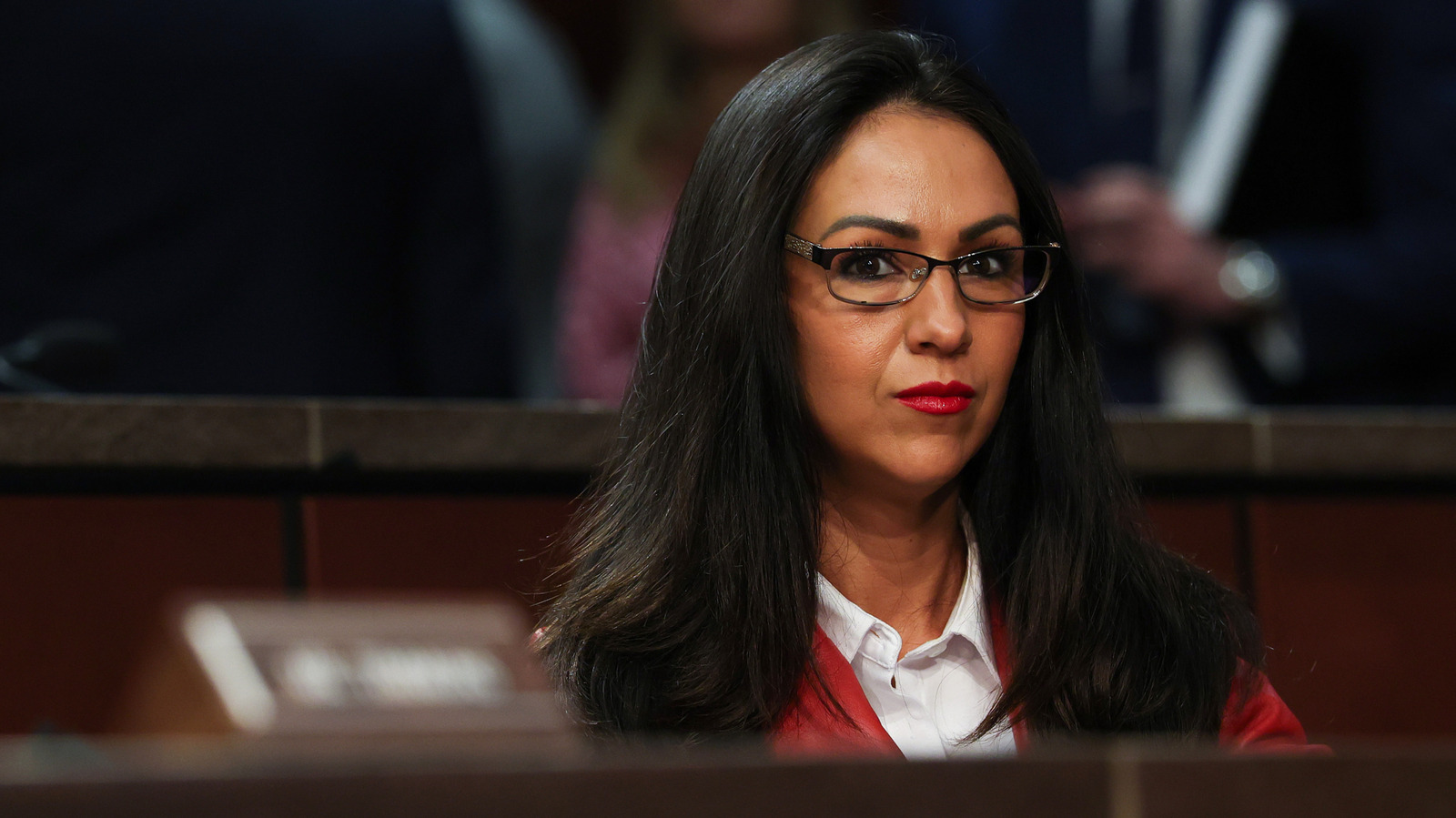 Le style désuet de Lauren Boebert atteint son apogée avec un manteau vu dans tous les couloirs de lycée des années 2000