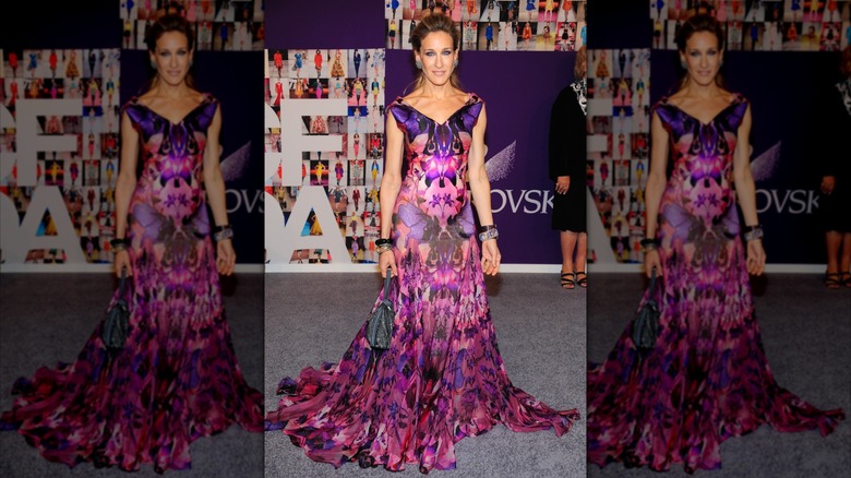 Sarah Jessica Parker sourit dans une robe imprimée rose et violette