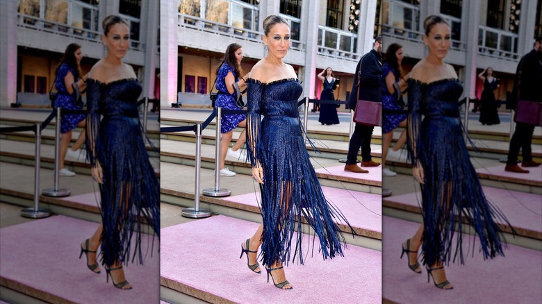 Sarah Jessica Parker pose portant une robe bleu marine métallisée avec une jupe à franges