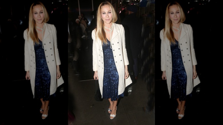 Sarah Jessica Parker sourit en portant une robe à sequins, un trench-coat et des talons à pois