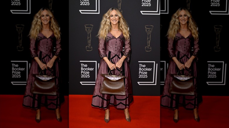 Sarah Jessica Parker sourit dans une robe marron de style Renaissance tout en tenant un sac à main marron