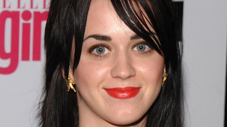 Katy Perry souriante sur le tapis rouge avec du rouge à lèvres en 2004