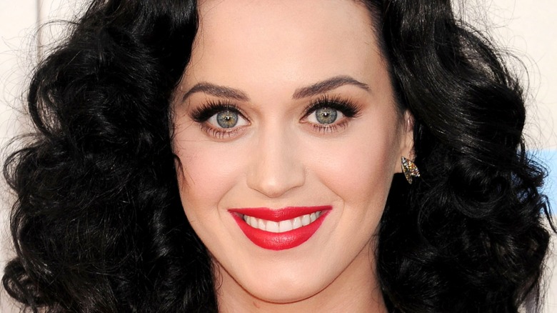 Katy Perry souriante aux American Music Awards 2013 avec du rouge à lèvres