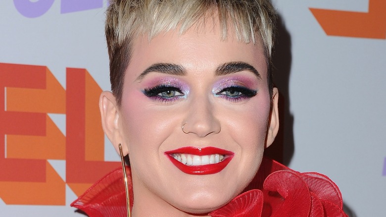Katy Perry avec un maquillage épais et coloré lors d'un événement Stella McCartney en 2018