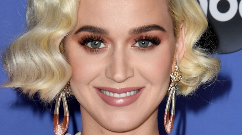 Katy Perry souriante sur le tapis rouge d'American Idol en 2020