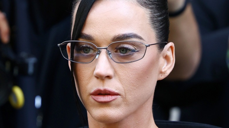 Katy Perry affiche un visage plus mince en 2026 à la Fashion Week de Paris