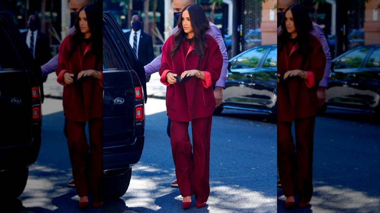 Meghan Markle marchant à New York tout en portant une tenue monochrome et tenant un masque facial