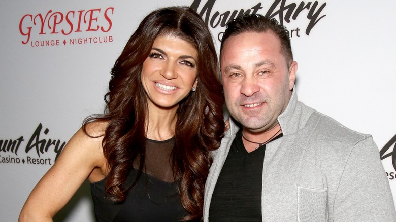 Teresa Giudice et Joe Giudice souriant l'un à côté de l'autre sur le tapis rouge