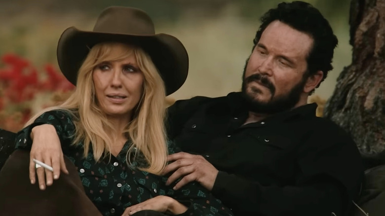 Beth Dutton dans un chapeau de cowboy et Rip Wheeler tenant une cigarette