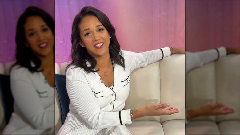 Laura Jarrett en robe blanche, assise sur le canapé Today en 2026