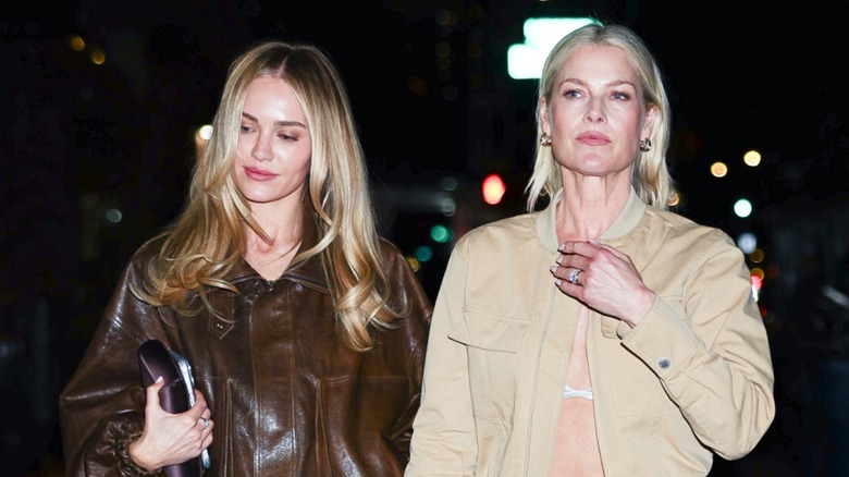 Ali Larter et Michelle Randolph posant ensemble sur le tapis rouge devant un fond orange