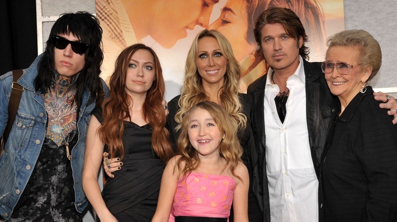 La famille Cyrus (sauf Miley Cyrus) posant ensemble à l'avant-première du film The Last Song