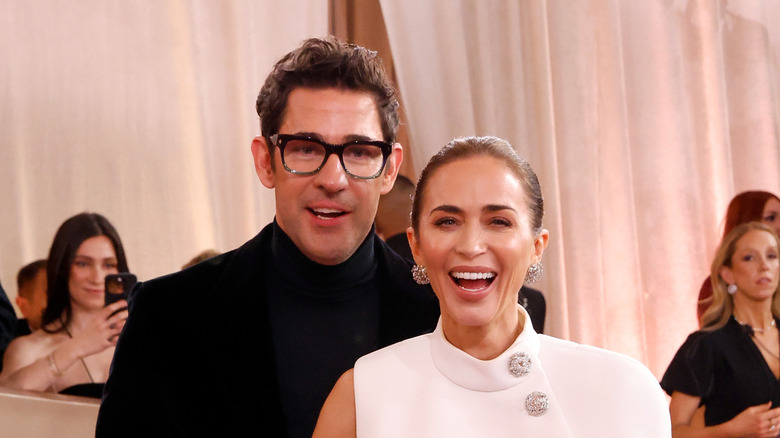 Emily Blunt et John Krasinski sourient sur le tapis rouge en 2026