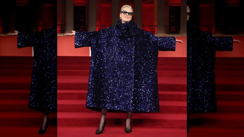 Meryl Streep posant dans un manteau surdimensionné bleu marine à sequins au 