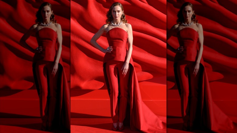 Emily Blunt dans un ensemble rouge monochrome à la première européenne de 