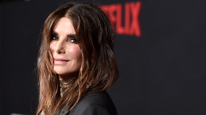 Sandra Bullock sourit sur le tapis rouge en 2021