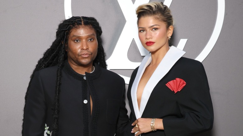 Law Roach et Zendaya posant devant un fond gris